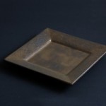 [喜鶴製陶]金泥釉リム角皿 渦紋 大