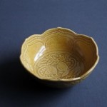[川島いずみ]黄釉ざくろ紋稜花六寸鉢