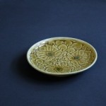 [川島いずみ]黄釉 牡丹唐草五・五寸皿