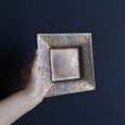 [喜鶴製陶]金泥釉リム角皿 渦紋 小